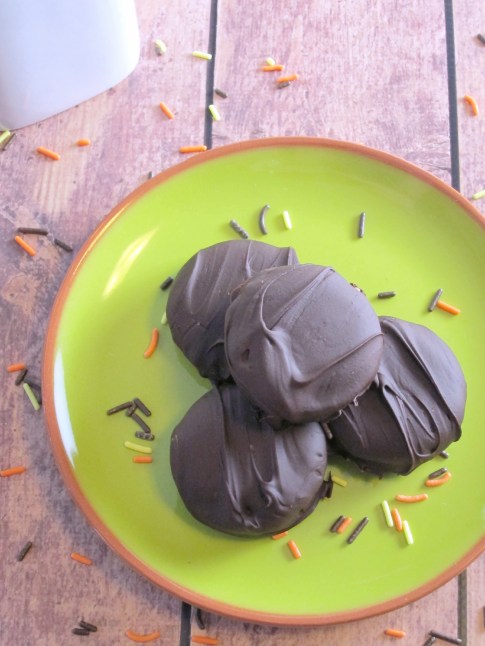 Chocolate Dipped Double Caramel Apple Oreos - Simple yet decadent fall flavored treats!